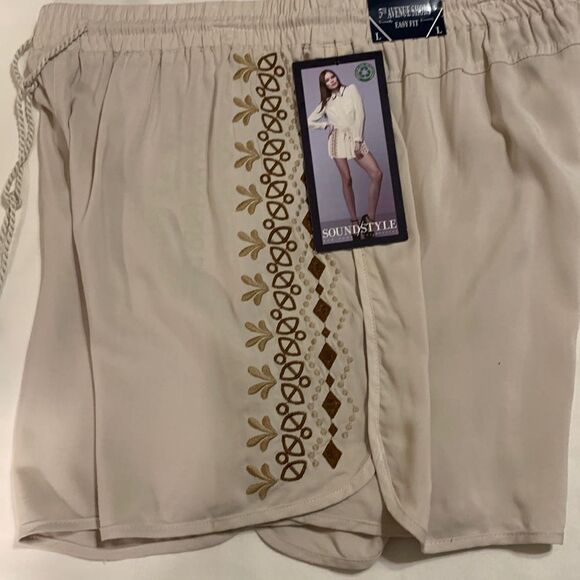 Sound/Style Size Large cream shorts with brown and tan embroidery down each… - Picture 4 of 13